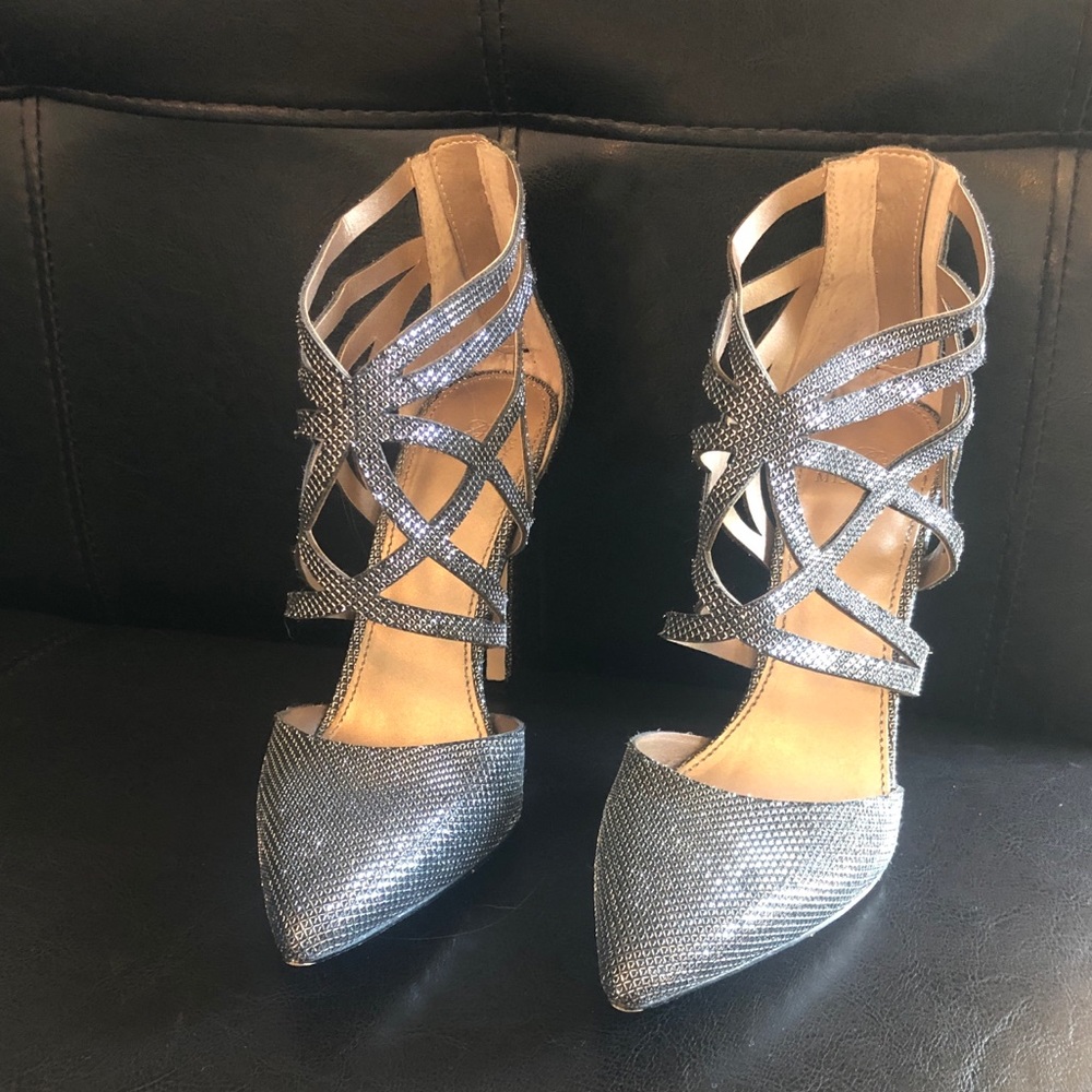 🔥 Badgley Mischka Strappy Pumps